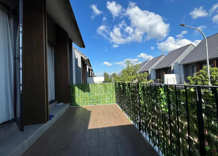 2 Floor Cozy House In Wisteria Jakarta Garden City