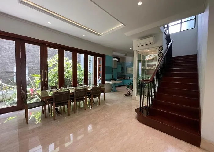 Large Garden Oasis Home in Kemang