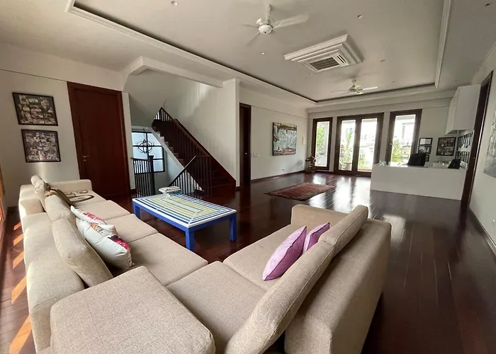 Large Garden Oasis Home in Kemang
